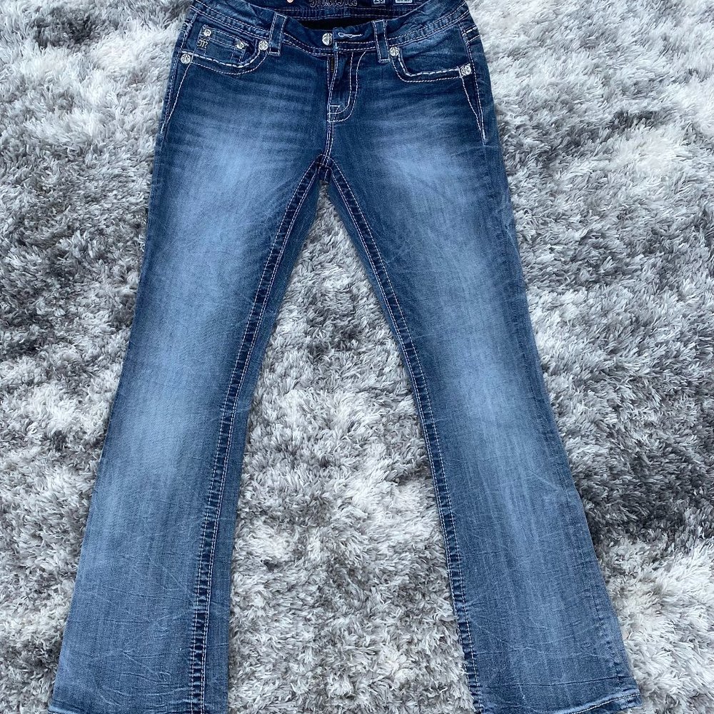 JE8556ER Miss Me Mid-Rise Easy Boot Light Wash in Size 26